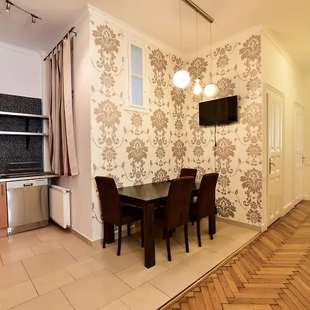 Black Feathers Central Luxury Apartment