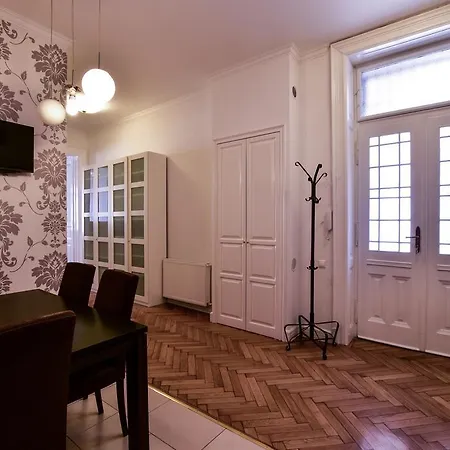 Black Feathers Central Luxury Apartment *