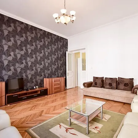 Black Feathers Central Luxury * Budapest